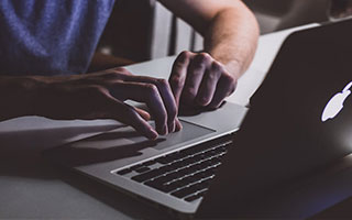 合同还没着落西蒙斯今日更新社媒 再次开船出海钓鱼